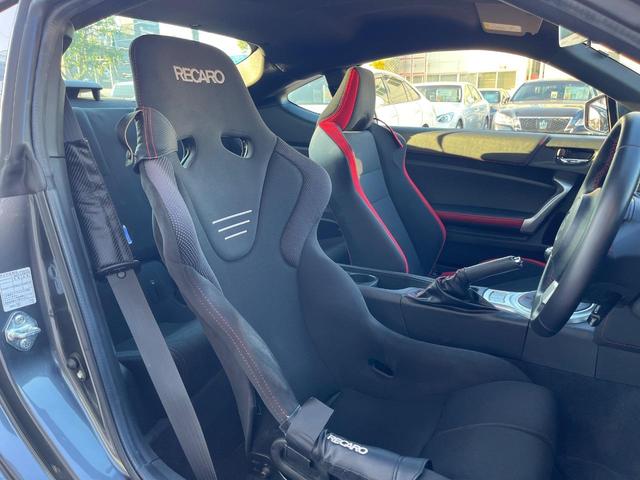 ８６ ＧＴ　６ＭＴ　ＴＥＩＮ製車高調　ＨＫＳマフラー　ｂｒｅｍｂｏ製ブレーキキャリパー　クルコン　ＬＥＤヘッドライト　オートライト　純正１７インチＡＷ　革巻ステアリング　スマートキー　バックカメラ　ＥＴＣ（10枚目）