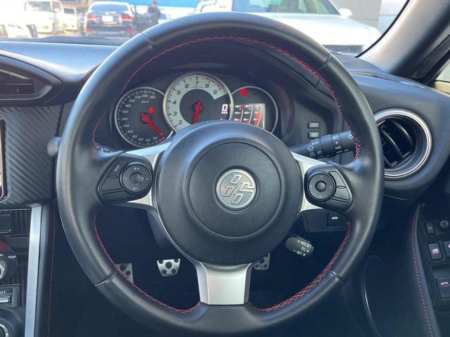 ８６ ＧＴ　６ＭＴ　ＴＥＩＮ製車高調　ＨＫＳマフラー　ｂｒｅｍｂｏ製ブレーキキャリパー　クルコン　ＬＥＤヘッドライト　オートライト　純正１７インチＡＷ　革巻ステアリング　スマートキー　バックカメラ　ＥＴＣ（12枚目）