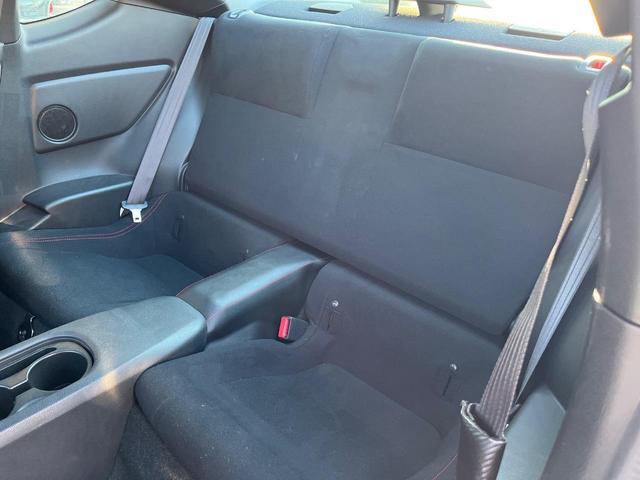 ８６ ＧＴ　６ＭＴ　ＴＥＩＮ製車高調　ＨＫＳマフラー　ｂｒｅｍｂｏ製ブレーキキャリパー　クルコン　ＬＥＤヘッドライト　オートライト　純正１７インチＡＷ　革巻ステアリング　スマートキー　バックカメラ　ＥＴＣ（26枚目）