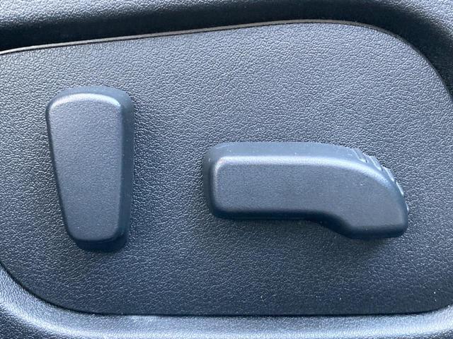 ＸＶ ２．０ｉ　アイサイト　プラウドエディション　後期Ｆ型　４ＷＤ　アドバンストセイフティパッケージ　純正ＳＤナビ　バックカメラ　パワーシート　レーダークルーズ　ＨＩＤヘッドライト　純正１７インチＡＷ　パドルシフト　革巻きステアリング　ＥＴＣ（8枚目）