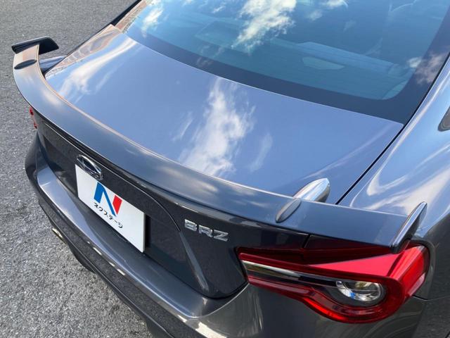 【リヤスポイラー】スポーツカーらしさがグッと引き立つリヤスポイラーを装着♪高速走行時のスタビリティ（走行安定性）向上に役立ちます。