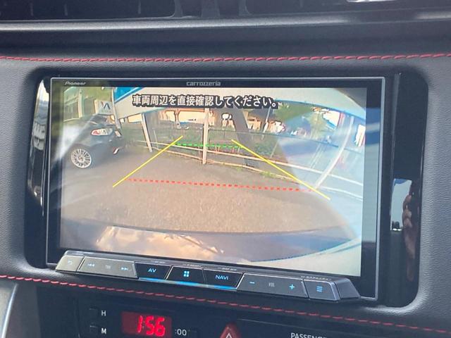 【バックカメラ】駐車時に後方がリアルタイム映像で確認できます。大型商業施設や立体駐車場での駐車時や、夜間のバック時に大活躍！運転スキルに関わらず、今や必須となった装備のひとつです！