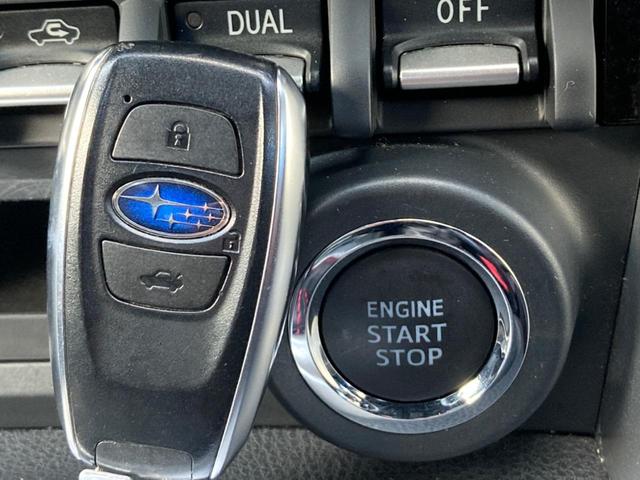 【アクセスキー＆プッシュスタート】カバンやポケットに入れたままでもドアの施錠・解錠が可能なスマートキーを装備。エンジンのオン・オフ時もカギを取り出す必要が無く、ボタンをプッシュするだけでＯＫ♪