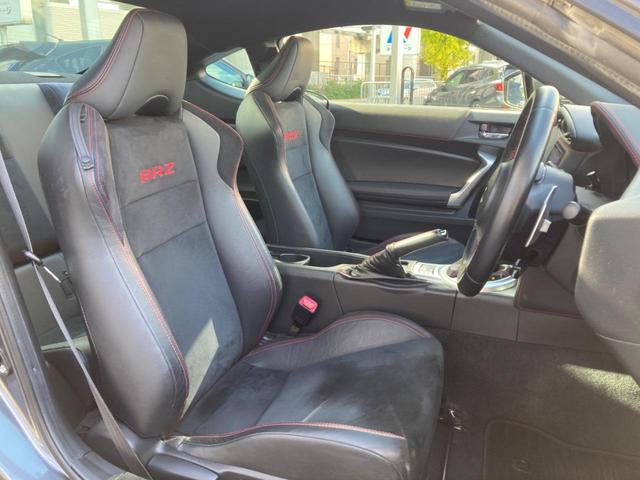 【ハーフレザーシート】高級感と座り心地を両立した人気のシート♪背面・座面のファブリック素材は、通気性の良さや滑りにくさに優れています。気温や服装に左右されず快適にお乗りいただけます。