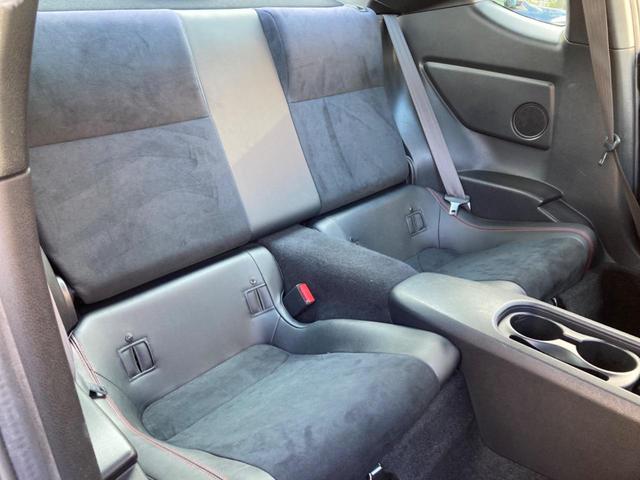 後部座席も気になるようなキズ・汚れやへたり等、大きなダメージはなく、良好な状態です。