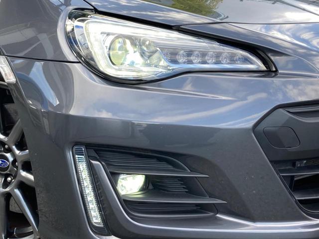 【ＬＥＤヘッドライト】悪天候や夜間走行時も良好な視界を確保し安心して運転できる高輝度ＬＥＤヘッドライトを装備！点灯速度が早く、消費電力も抑えられています。