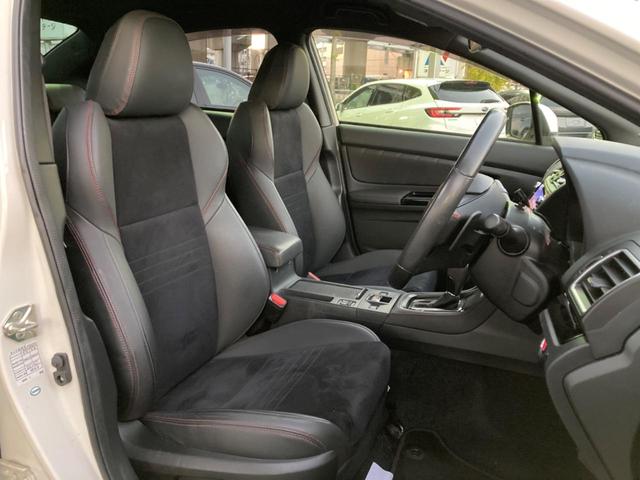 【ハーフレザーシート】高級感と座り心地を両立した人気のシート♪背面・座面はスエード調となっており、肌触りや滑りにくさに優れています。気温や服装に左右されず快適にお乗りいただけます。