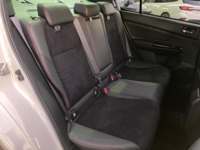 後部座席も気になるようなキズ・汚れやへたり等、大きなダメージはなく、良好な状態です。