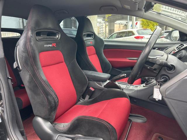 シビック タイプR ユーロ 6MT 純正18インチアルミ SDナビ バックカメラ コーナーセンサー ブラック/レッドアルカンターラバケットシート HIDヘッド フォグランプ デュアルオートエアコン(4枚目)