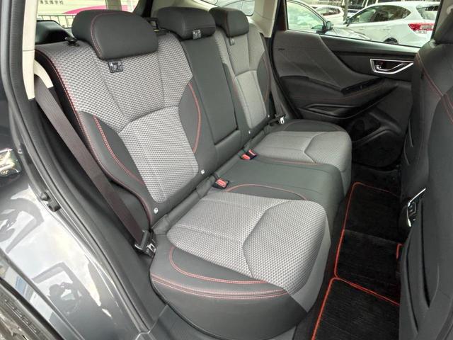 後部座席も気になるようなキズ・汚れやへたり等、大きなダメージはなく、良好な状態です。