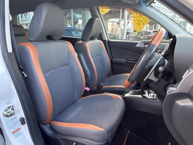 運転席まわりには十分なスペースがあり、大柄な方でもゆったり運転していただける環境です。