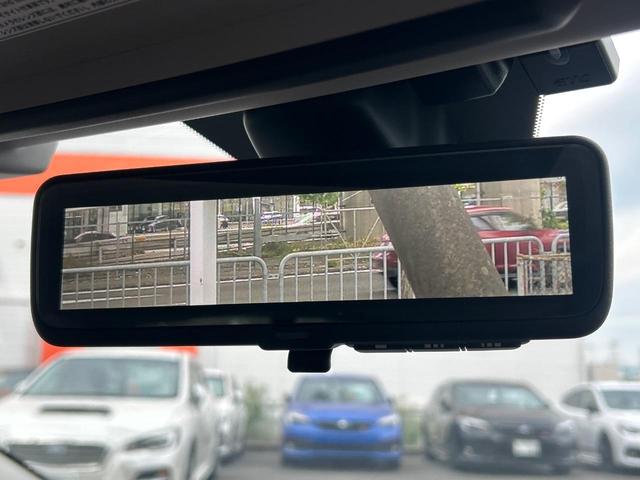 【スマートリヤビューミラー】後席の大きな荷物や同乗者で後方が確認しづらい時でも安心！カメラが撮影した車両後方の映像をルームミラー内に表示。クリアな視界で状況の確認が可能です！