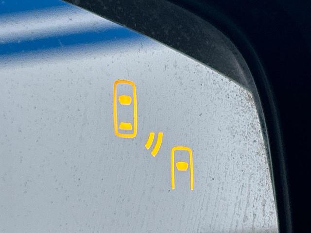 【リヤビークルディティクション】走行中、ドアミラーの死角になりやすい箇所に後続車が接近するとサイドミラー付近に警告を表示、ドライバーに注意喚起と、万一の際はハンドル操作をアシストをします。