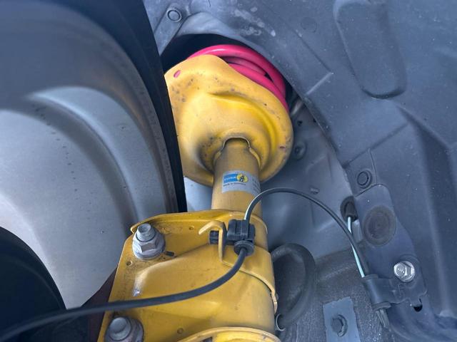 お車を安心してお乗りいただく為には、足回りの定期点検が欠かせません。サービスサポート（有償保証）では無料点検もご提供しており、安心のカーライフをお過ごしいただけるサポート体制が整っています。