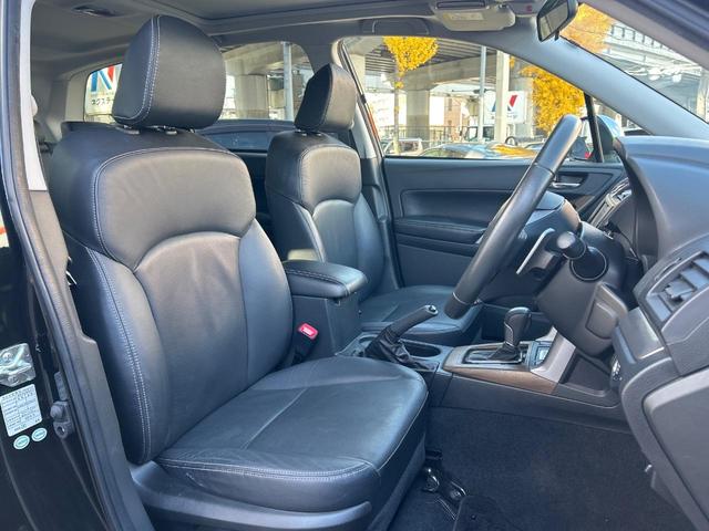 フォレスター ２．０ＸＴ　アイサイト　サンルーフ　パワーバックドア　ルーフレール　黒革シート　ＳＤナビ　バックカメラ　シートヒーター　スマートキー　レーダークルーズ　禁煙車　ＨＩＤヘッドライト　純正１８インチアルミホイール　ＥＴＣ（4枚目）