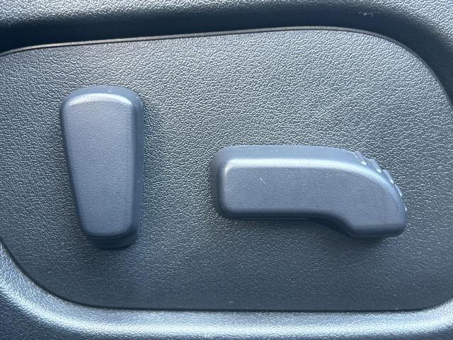 フォレスター ２．０ＸＴ　アイサイト　サンルーフ　パワーバックドア　ルーフレール　黒革シート　ＳＤナビ　バックカメラ　シートヒーター　スマートキー　レーダークルーズ　禁煙車　ＨＩＤヘッドライト　純正１８インチアルミホイール　ＥＴＣ（12枚目）