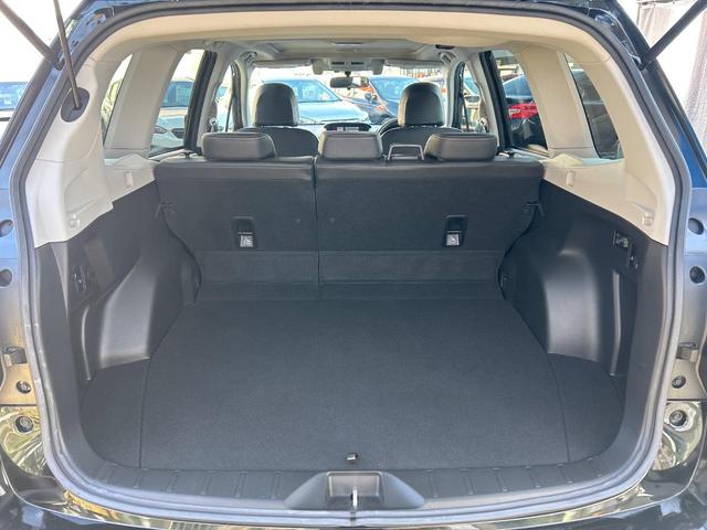 フォレスター ２．０ＸＴ　アイサイト　サンルーフ　パワーバックドア　ルーフレール　黒革シート　ＳＤナビ　バックカメラ　シートヒーター　スマートキー　レーダークルーズ　禁煙車　ＨＩＤヘッドライト　純正１８インチアルミホイール　ＥＴＣ（14枚目）