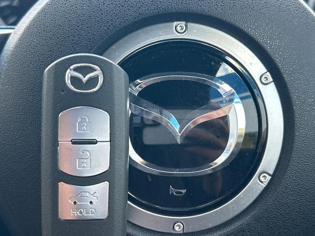 【アドバンストキー】カバンやポケットに入れたままでもドアの施錠・解錠が可能なスマートキーを装備。エンジンのオン・オフ時もカギを取り出す必要が無いからとっても便利です♪