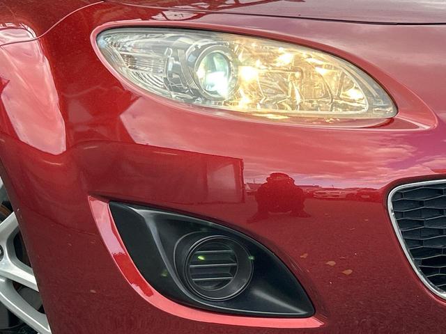 【ＨＩＤヘッドライト】非常に明るく前方を照らしてくれるので、悪天候や夜間の走行時も視界良好で安心してお乗りいただけます。