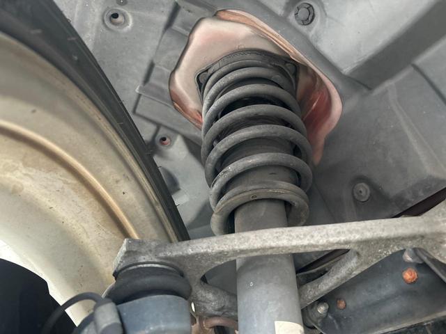 お車を安心してお乗りいただく為には、足回りの定期点検が欠かせません。サービスサポート（有償保証）では無料点検もご提供しており、安心のカーライフをお過ごしいただけるサポート体制が整っています。