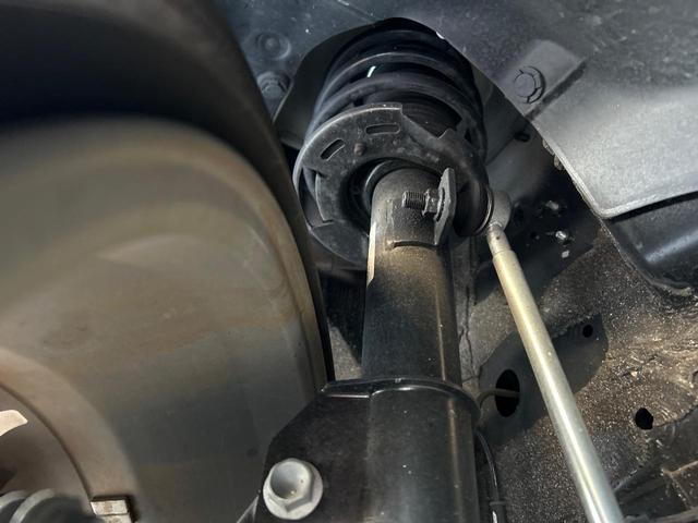 スイフトスポーツ ベースグレード　６速ＭＴ　セーフティサポート　ブラインドスポットモニター　ＧＲｅｄｄｙ製マフラー　純正ＳＤナビ　シートヒーター　ＥＴＣ　ドラレコ　禁煙車　ＬＥＤヘッドライト　純正１７インチアルミホイール　スマートキー（20枚目）