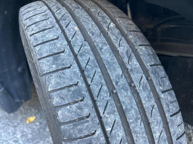 スイフトスポーツ ベースグレード　６速ＭＴ　セーフティサポート　ブラインドスポットモニター　ＧＲｅｄｄｙ製マフラー　純正ＳＤナビ　シートヒーター　ＥＴＣ　ドラレコ　禁煙車　ＬＥＤヘッドライト　純正１７インチアルミホイール　スマートキー（21枚目）