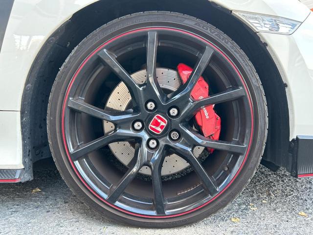 シビック タイプＲ　純正ナビ　バックカメラ　禁煙車　大型リアスポ　６ＭＴ　トリプルセンターマフラー　ターボ　純正２０インチアルミ　アルカンターラ巻きステアリング　ブレンボブレーキ　ＬＥＤヘッドライト　ＥＴＣ　ドラレコ（22枚目）