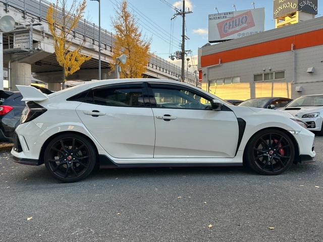 シビック タイプＲ　純正ナビ　バックカメラ　禁煙車　大型リアスポ　６ＭＴ　トリプルセンターマフラー　ターボ　純正２０インチアルミ　アルカンターラ巻きステアリング　ブレンボブレーキ　ＬＥＤヘッドライト　ＥＴＣ　ドラレコ（36枚目）