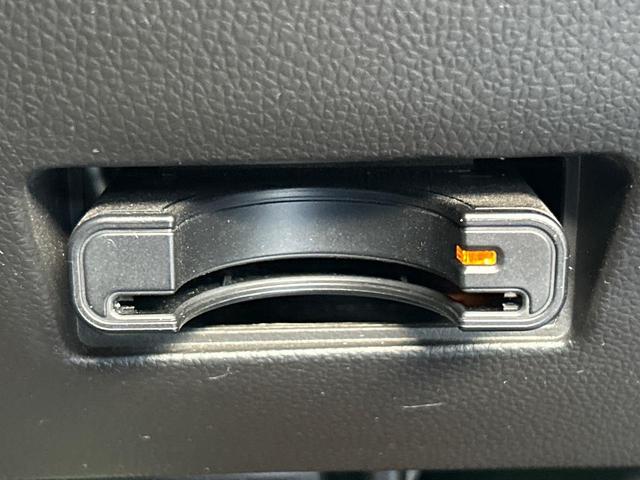 スイフトスポーツ ベースグレード　６ＭＴ　禁煙車　全周囲カメラ　アダプティブクルーズコントロール　純正ナビ　ＥＴＣ　ドラレコ　シートヒーター　スマートキー　革巻きハンドル　ＬＥＤヘッドライト　純正１７インチアルミ（7枚目）