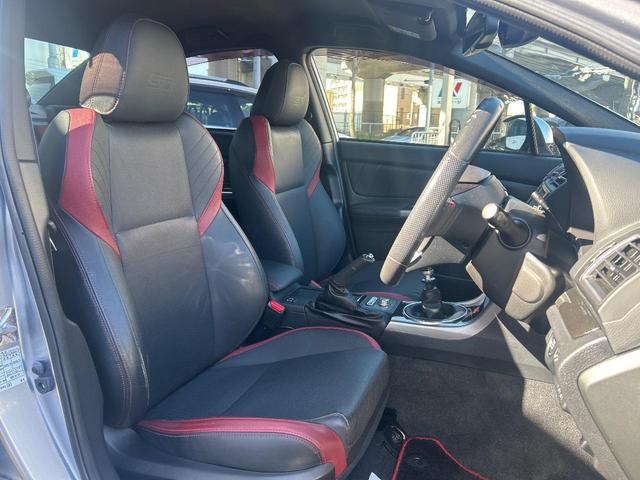 ＷＲＸ　ＳＴＩ ＳＴＩ　革シート　アドバンストセイフティパッケージ　サイドカメラ　リアビークル　ＳＴＩスタイルパッケージ　ＳＴＩタワーバー　大型リアスポイラー　ＨＫＳ製マフラー　純正ＳＤナビ　バックカメラ　ＥＴＣ　禁煙車（3枚目）