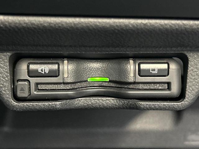 クロストレック リミテッド　純正１１．６インチナビ　全周囲モニター　前側方警戒アシスト　シートヒーター　ステアリングヒーター　メモリ付パワーシート　禁煙車　ＥＴＣ　ドラレコ　純正１８インチアルミホイール　ＬＥＤヘッドライト（9枚目）