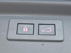 【パワーバックドア】スマートキーや運転席のボタンを押すだけでリアゲートが自動で開閉します！荷物を持っている時や、高い位置にあるバックドアを閉める際に便利な機能です♪ 3
