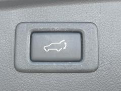 【パワーバックドア】スマートキーや運転席のボタンを押すだけでリアゲートが自動で開閉します！荷物を持っている時や、高い位置にあるバックドアを閉める際に便利な機能です♪ 3