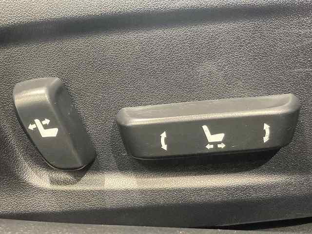 IS300h バージョンL 禁煙車 ワンオーナー サンルーフ プリクラッシュS レーダークルーズ クリアランスソナー BSM 黒本革 シートヒーター&エアコン 電動リアサンシェード 純正SDナビ バックカメラ 純正18インチAW(61枚目)