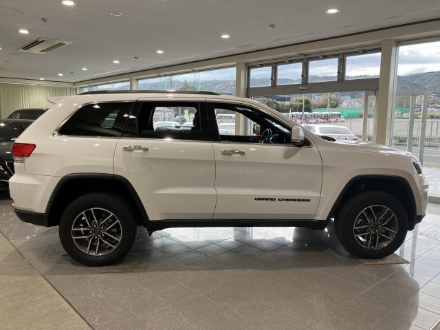 ジープ・グランドチェロキー リミテッド　４ＷＤ　禁煙車　メーカーナビ　黒革シート　レーダークルーズ　クリアランスソナー　レーンキープ　ルーフレール　パワーバックドア　ブラインドスポットモニター　メモリパワーシート　シートヒーター＆エアコン（15枚目）