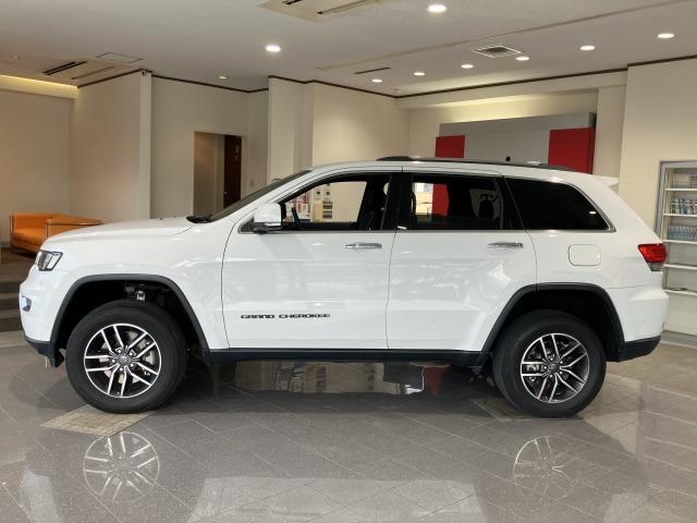 ジープ・グランドチェロキー リミテッド　４ＷＤ　禁煙車　メーカーナビ　黒革シート　レーダークルーズ　クリアランスソナー　レーンキープ　ルーフレール　パワーバックドア　ブラインドスポットモニター　メモリパワーシート　シートヒーター＆エアコン（16枚目）