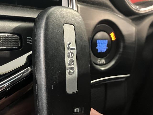 ジープ・グランドチェロキー リミテッド　４ＷＤ　禁煙車　メーカーナビ　黒革シート　レーダークルーズ　クリアランスソナー　レーンキープ　ルーフレール　パワーバックドア　ブラインドスポットモニター　メモリパワーシート　シートヒーター＆エアコン（64枚目）
