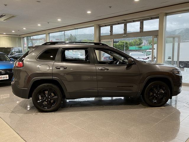 ジープ・チェロキー ナイトイーグル　禁煙　４ＷＤ　メーカーナビ　レーダークルーズ　　レーンキープ　クリアランスソナー　パワーバックドア　ＬＥＤ　　ルーフレール　シートヒーター　ブラインドスポット　バックモニタ　純正１８インチＡＷ　ＥＴＣ（13枚目）