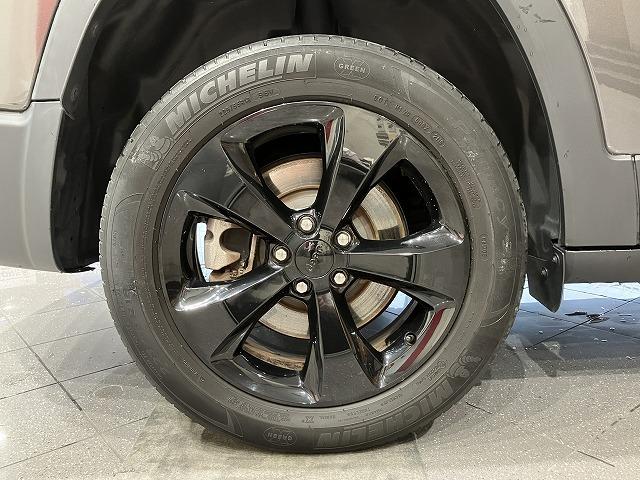 ジープ・チェロキー ナイトイーグル　禁煙　４ＷＤ　メーカーナビ　レーダークルーズ　　レーンキープ　クリアランスソナー　パワーバックドア　ＬＥＤ　　ルーフレール　シートヒーター　ブラインドスポット　バックモニタ　純正１８インチＡＷ　ＥＴＣ（29枚目）