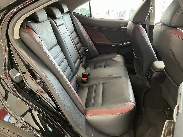 ＩＳ ＩＳ２００ｔ　バージョンＬ　禁煙車　クリアランスソナー　ブラインドスポットモニター　１８インチＡＷ　メーカーナビ　レクサスセーフティプラス　レーンキープ　プリクラッシュ　レーダークルーズ　黒赤本革エアシート　メモリパワーシート（12枚目）