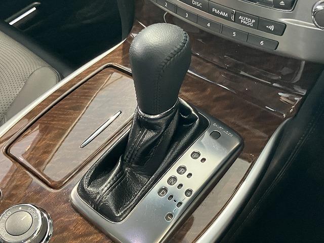 フーガ ２５０ＧＴ　本革パッケージ　黒本革エアシート　アラウンドビューモニター　エマージェンシーブレーキ　レーダークルーズ　クリアランスソナー　ＬＥＤヘッドライト　メーカーナビゲーション　純正１８インチＡＷ　オットマン（58枚目）