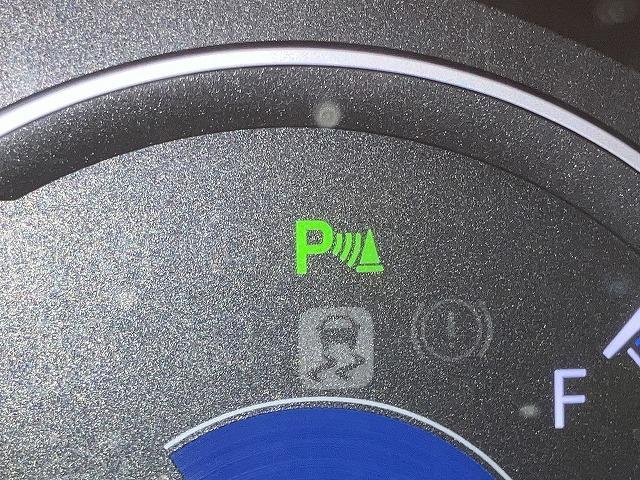 エスクァイア ハイブリッドＧｉ　プレミアムパッケージ　禁煙車　純正９インチナビゲーション　トヨタセーフティセンス　クルーズコントロール　クリアランスソナー　両側パワースライドドア　シートヒーター　チャハーフレザーシート　コンビハンドル　バックモニター（7枚目）