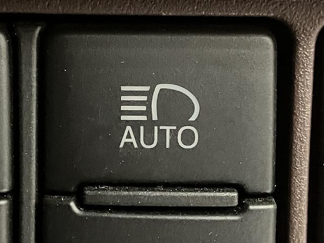 エスクァイア ハイブリッドＧｉ　プレミアムパッケージ　禁煙車　純正９インチナビゲーション　トヨタセーフティセンス　クルーズコントロール　クリアランスソナー　両側パワースライドドア　シートヒーター　チャハーフレザーシート　コンビハンドル　バックモニター（12枚目）