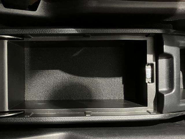 エスクァイア ハイブリッドＧｉ　プレミアムパッケージ　禁煙車　純正９インチナビゲーション　トヨタセーフティセンス　クルーズコントロール　クリアランスソナー　両側パワースライドドア　シートヒーター　チャハーフレザーシート　コンビハンドル　バックモニター（70枚目）