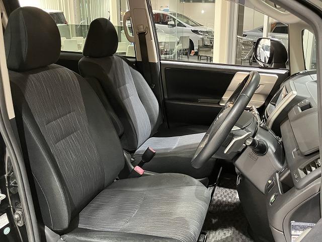 ヴォクシー ＺＳ　煌　禁煙車　８人乗り　純正ナビゲーション　純正フリップダウンモニター　両側パワースライドドア　オートライト　純正１６インチＡＷ　パドルシフト　バックモニター　スマートキープッシュスタート　ビルトインＥＴＣ（12枚目）
