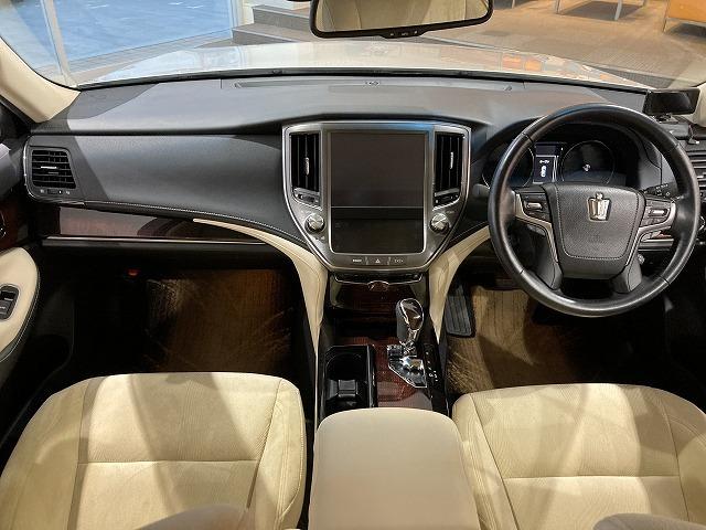 クラウンハイブリッド ロイヤルサルーン　禁煙車　アドバンストパッケージ　レーダークルーズ　クリランスソナー　トヨタセーフティセンス　プリクラッシュ　ＬＥＤヘッドライト　メーカーナビゲーション　バックモニター　パワーシート　シートヒーター（3枚目）