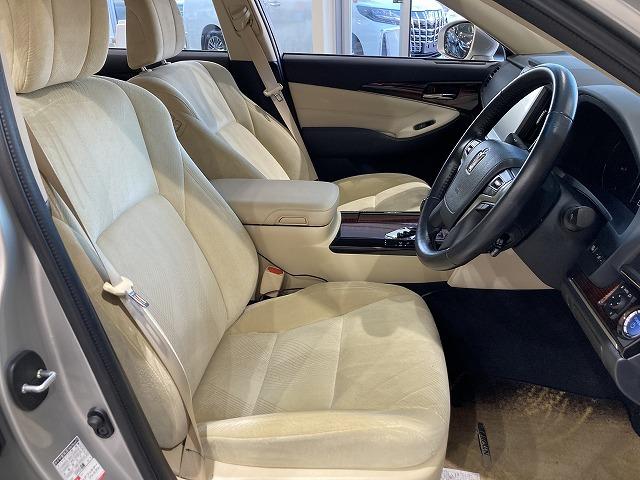 クラウンハイブリッド ロイヤルサルーン　禁煙車　アドバンストパッケージ　レーダークルーズ　クリランスソナー　トヨタセーフティセンス　プリクラッシュ　ＬＥＤヘッドライト　メーカーナビゲーション　バックモニター　パワーシート　シートヒーター（9枚目）