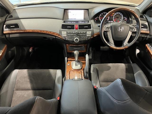 インスパイア ベースグレード　禁煙車　クルーズコントロール　純正１７インチＡＷ　ＨＩＤヘッドライト　クロハーフレザーシート　パワーシート　メーカーナビゲーション　スマートキー　ビルトインＥＴＣ（3枚目）