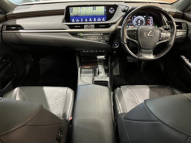ＥＳ ＥＳ３００ｈ　バージョンＬ　禁煙車　トランクスポイラー　サンルーフ　レクサスセーフティ＋　パノラミックビューモニター　レーダークルーズ　クリアランスソナー　レーンキープ　ブラインドスポットモニター　黒本革エアシート　電動トランク（3枚目）
