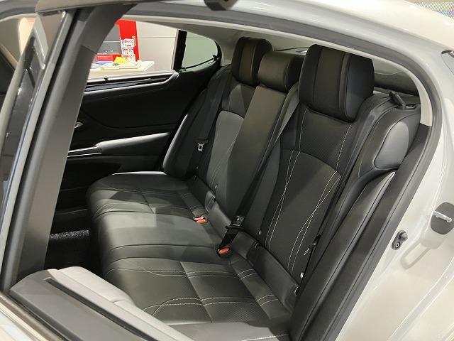 ＥＳ ＥＳ３００ｈ　バージョンＬ　禁煙車　トランクスポイラー　サンルーフ　レクサスセーフティ＋　パノラミックビューモニター　レーダークルーズ　クリアランスソナー　レーンキープ　ブラインドスポットモニター　黒本革エアシート　電動トランク（43枚目）